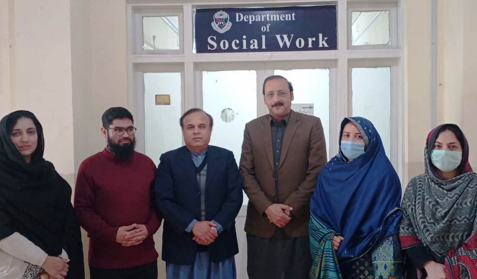 Gulnaz Farooq, M.Phil Scholar along with her supervisor, Dr. Shakeel Ahmed, her external examiner, Dr. Syed Naqeeb Hussain Shah, and faculty members of teh Department of Social Work, University of Peshawar

12.02.2021